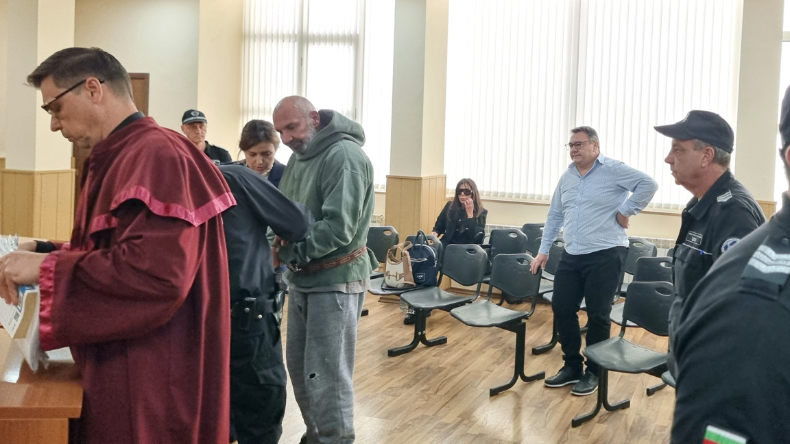 Славчо Мегеров влезе в съда окован и остана безмълвен