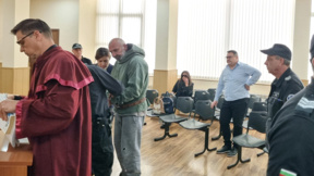 Славчо Мегеров влезе в съда окован и остана безмълвен