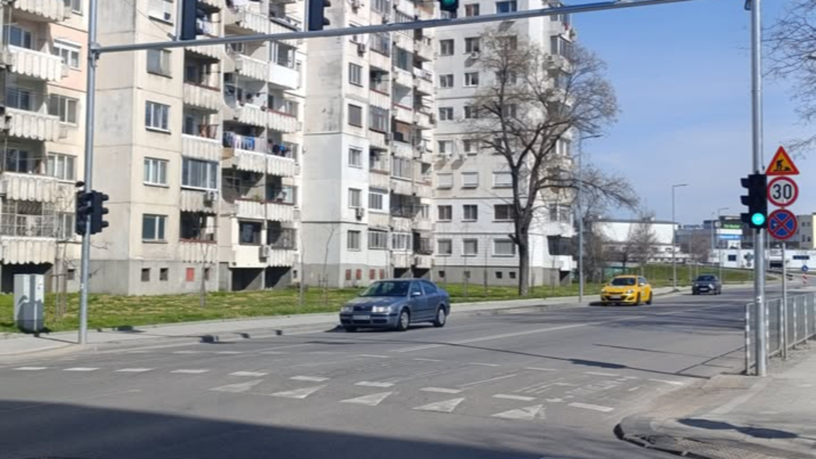Монтираха светофарна уредба на ул. "Даме Груев" до СУ "Братя Миладинови"