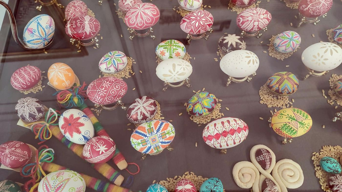Писаните яйца на Добринка Костова привли...