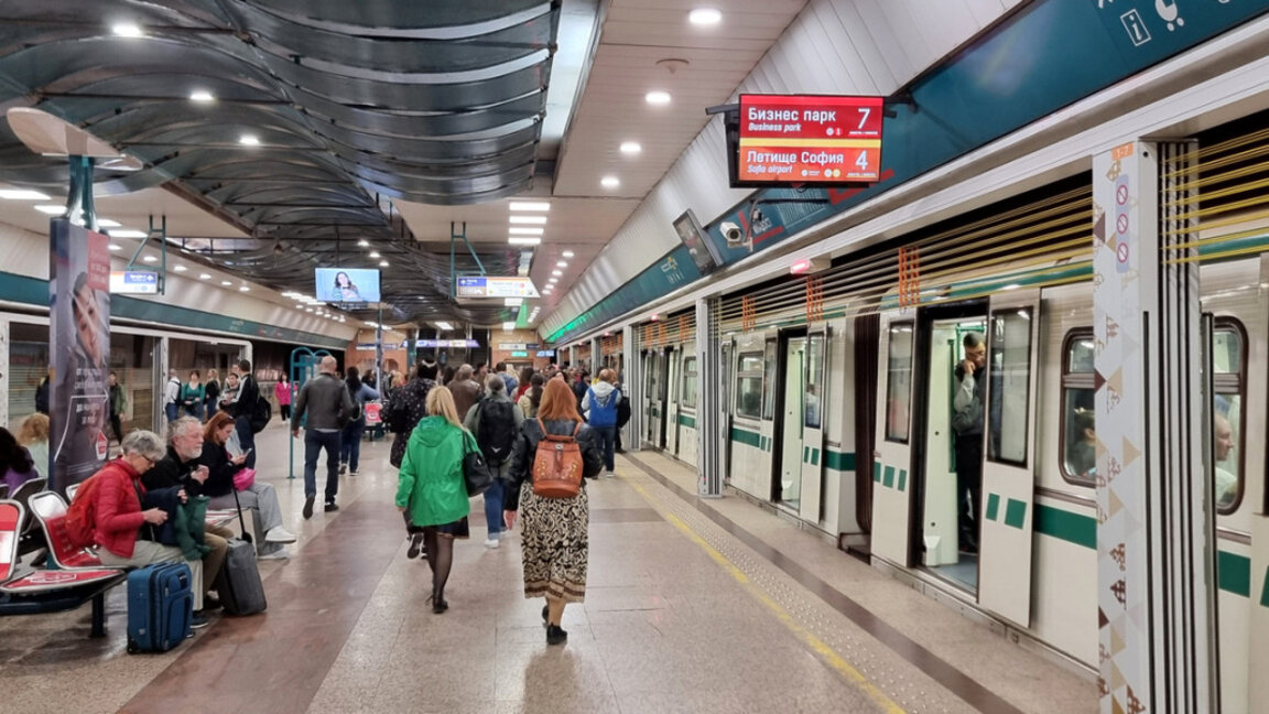 Метрото продължава да работи с допълнителни влакове по всички линии