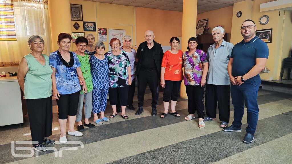 Част от членовете на Пенсионерски клуб в Расово