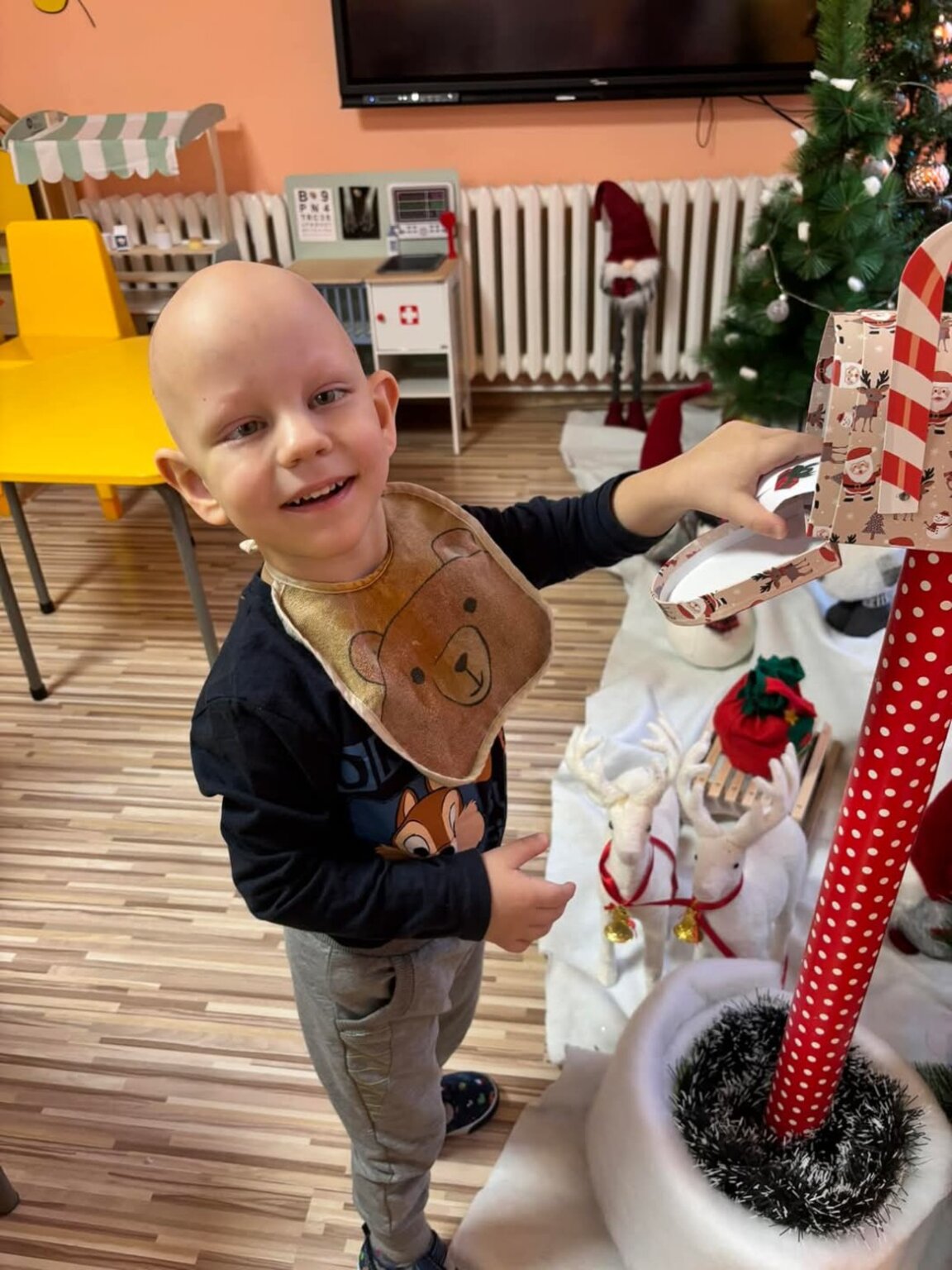 Георги ходи на детска градина и средата там му влияе много добре. Той расте с много любов и внимание. Семейството и „Българската Коледа“ му помагат да се справя с предизвикателствата на Синдрома на Кабуки.