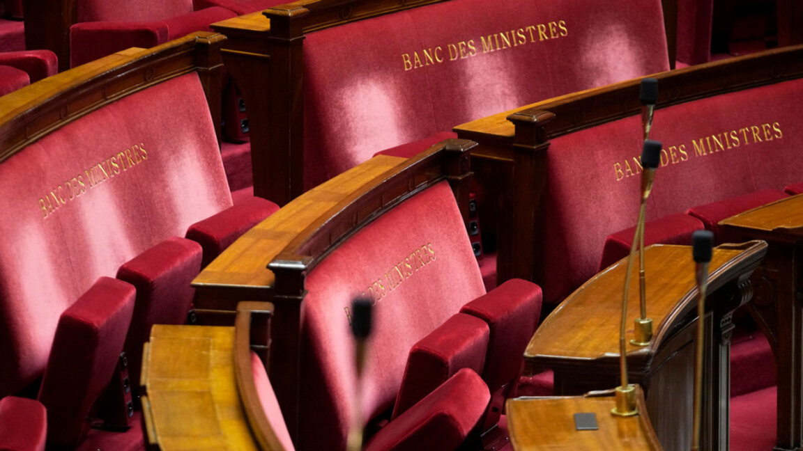 Във Франция Републиканците искат предсрочни избори, а крайната левица - оттегляне на Макрон