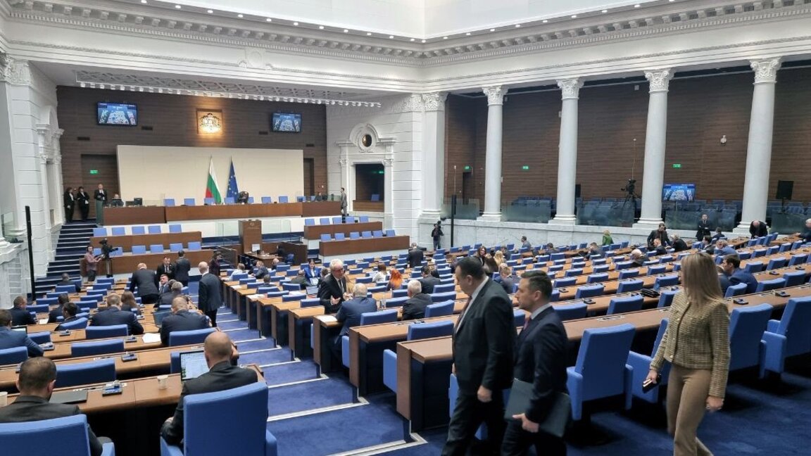 Premier Denkow legt vor dem Parlament Bericht über seine Treffen in der Ukraine ab
