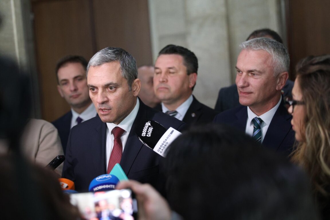 Марио Рангелов (вляво) и Джейхан Ибрямов (на втори план вдясно) в НС.