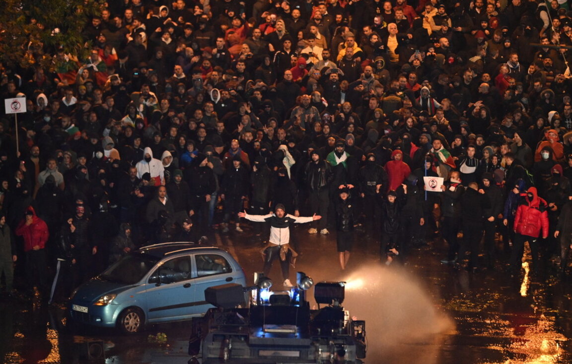 Десетки ранени полицаи и фенове, много задържани след погрома в центъра на София