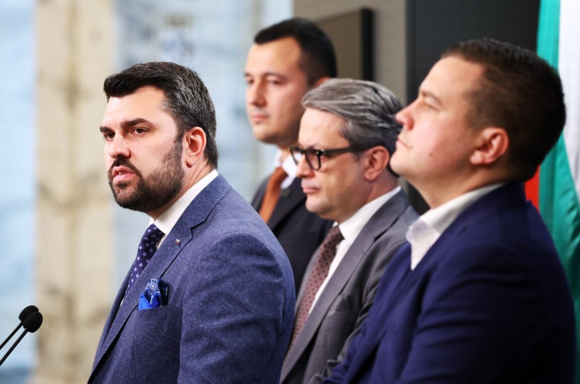 Изявление в НС на министъра на външните работи Георг Георгиев (вляво) и представители на управляващата коалиция: (на втори план отляво надясно) Габриел Вълков - БСП-ОЛ, Тома Биков - ГЕРБ-СДС и Станислав Балабанов, ИТН.