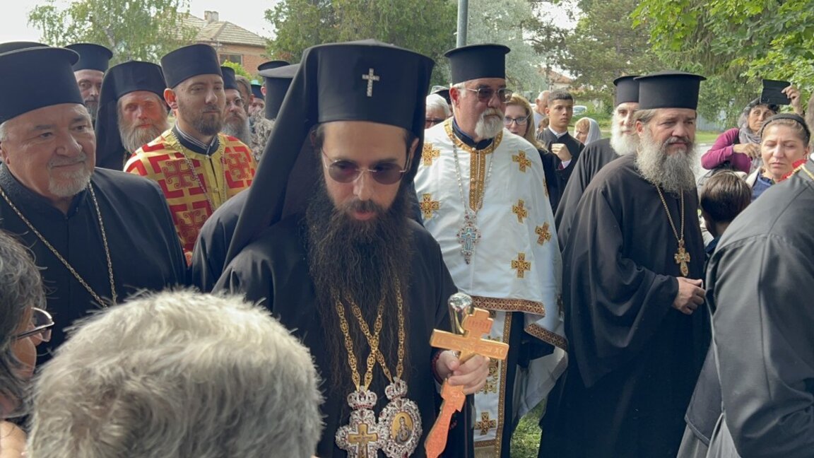 Новият сливенски митрополит Арсений беше посрещнат тържествено в своята епархия. Той беше избран вчера за Сливенски митрополит от Светия Синод. За него гласуваха 7 от митрополитите, докато останалите петима подкрепиха неговия съперник - Мелнишкия епископ Герасим.