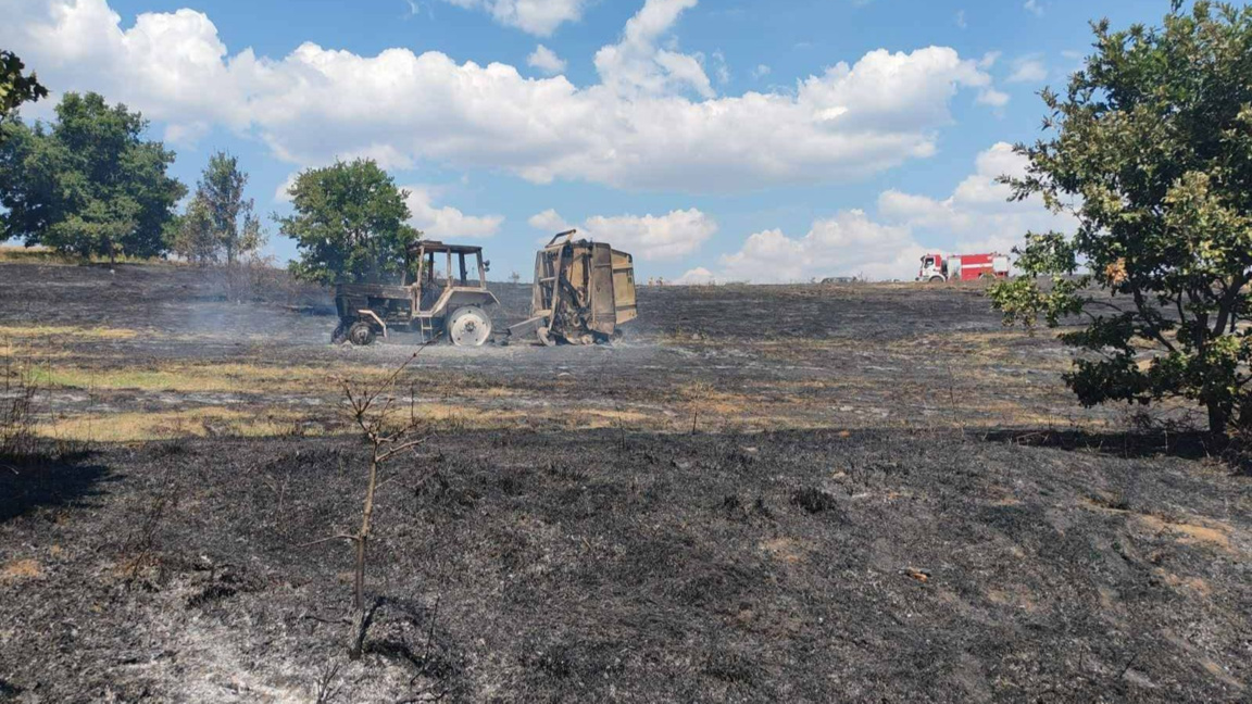 Saman balyaları yapan traktör sebebiyet verdiği yangında kül oldu