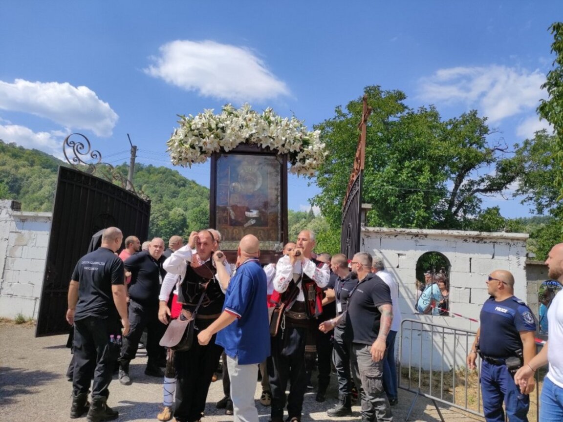 Чудотворната икона на Света Богородица Троеручица
