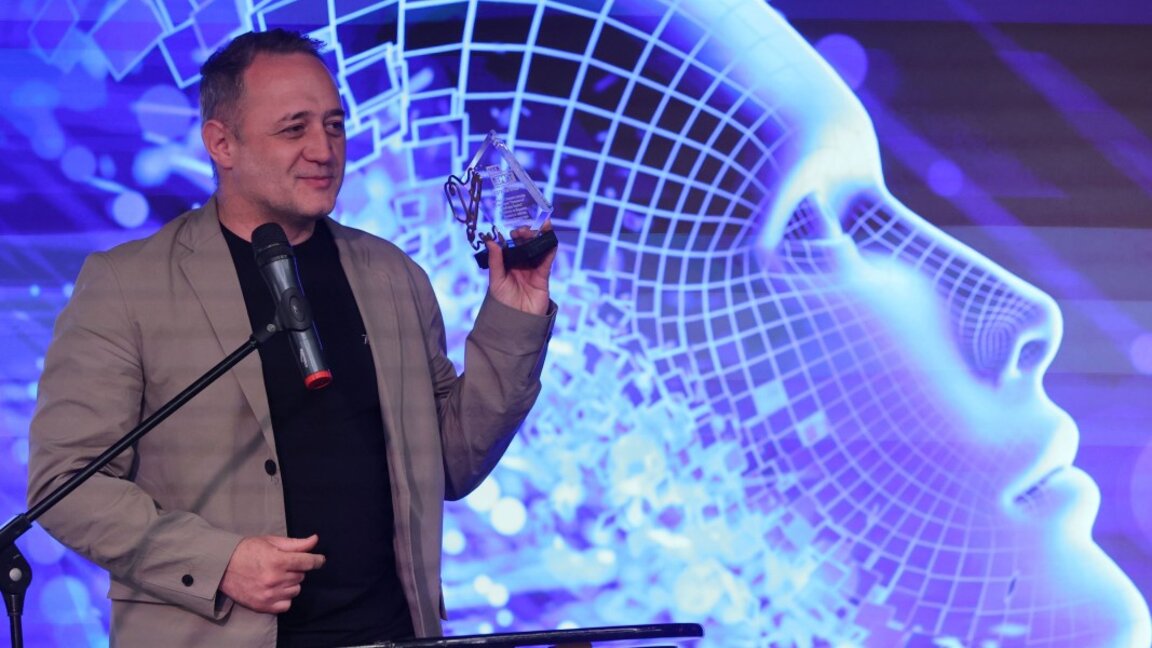 Георги Ангелов с наградата Web Report за чиста журналистика за 2025 г.