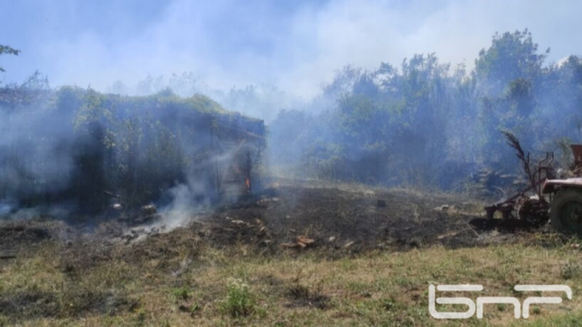 Локализираха пожара над село Пастра