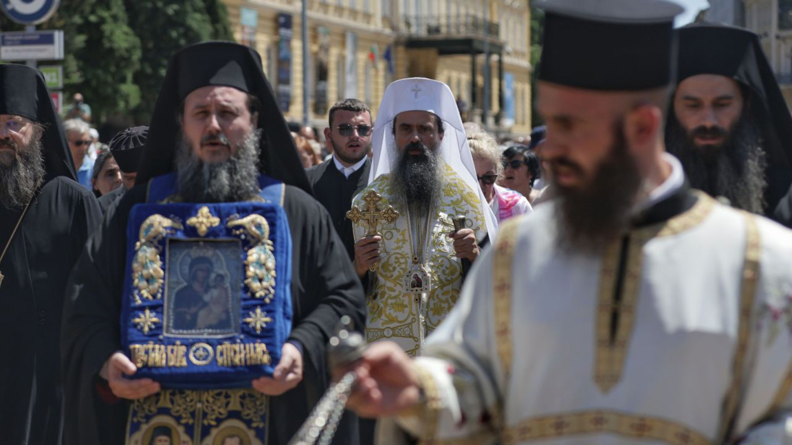 Тысячи верующих стекаются к мироточивой Гавайской иконе Божией Матери