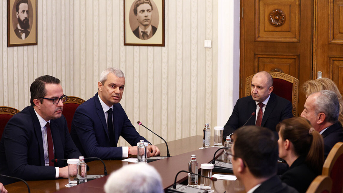 „Възраждане“ обвини президента, че не се е противопоставил на еврото