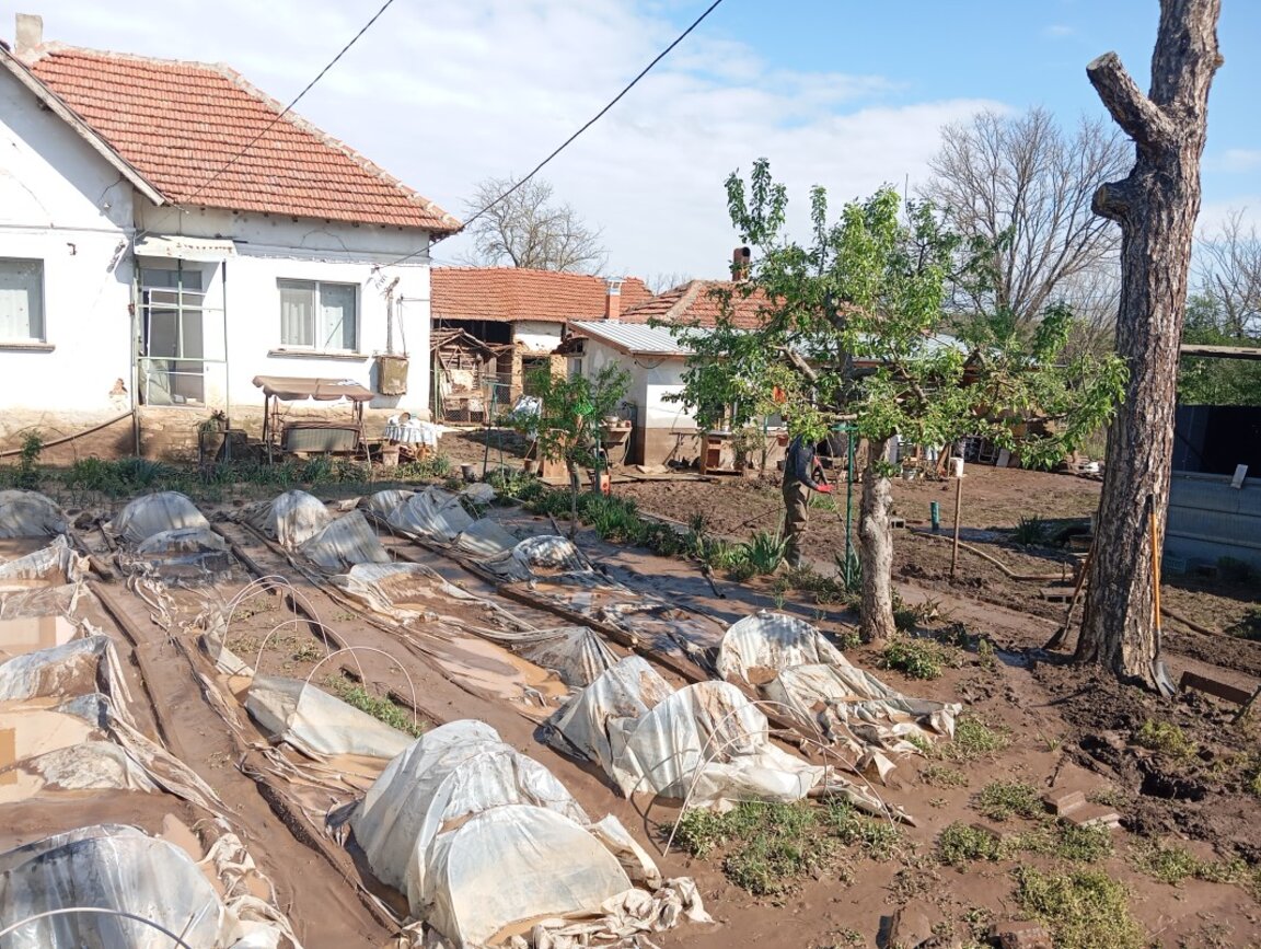 Екипи на АСП раздават формуляри за отпускане на еднократна помощ на пострадали от наводненията