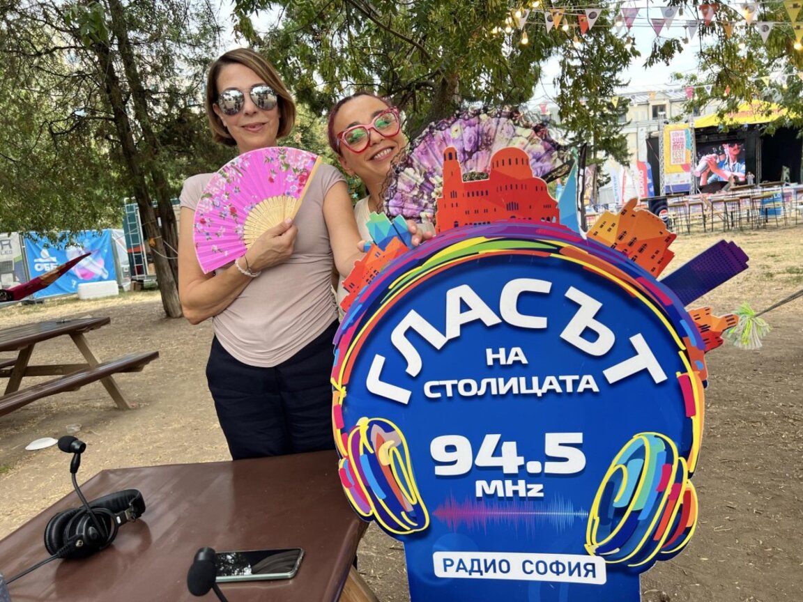 Певицата Тони, която изпя "Всичко било е насън" - с усмивка и ветрило в откритото ни студио