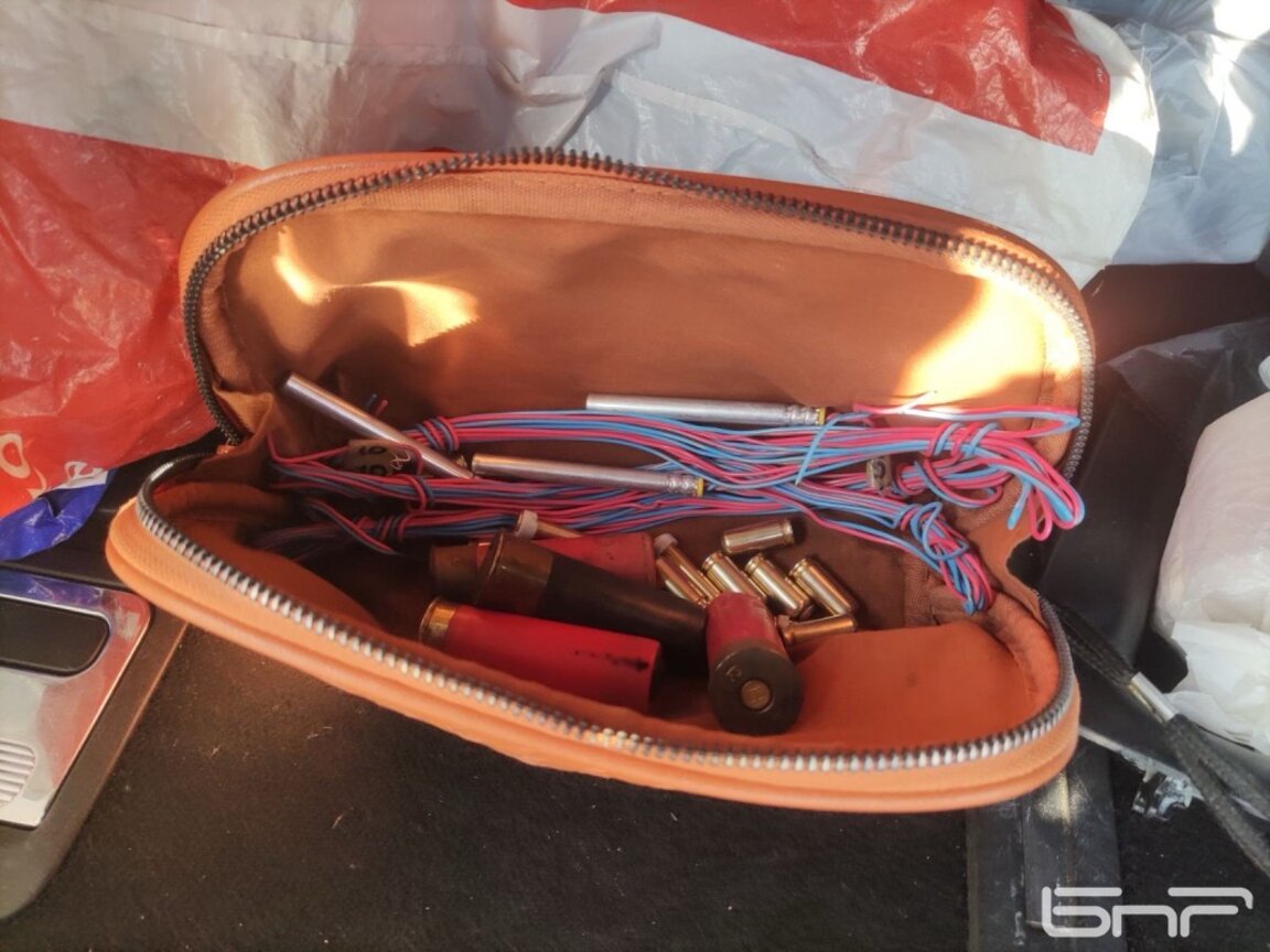 Полицията откри тротил, боеприпаси и детонатори в автомобил в Добрич