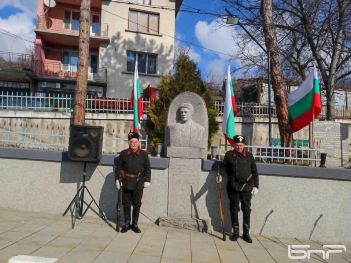 В Новоселяне се преклониха пред паметника на Левски