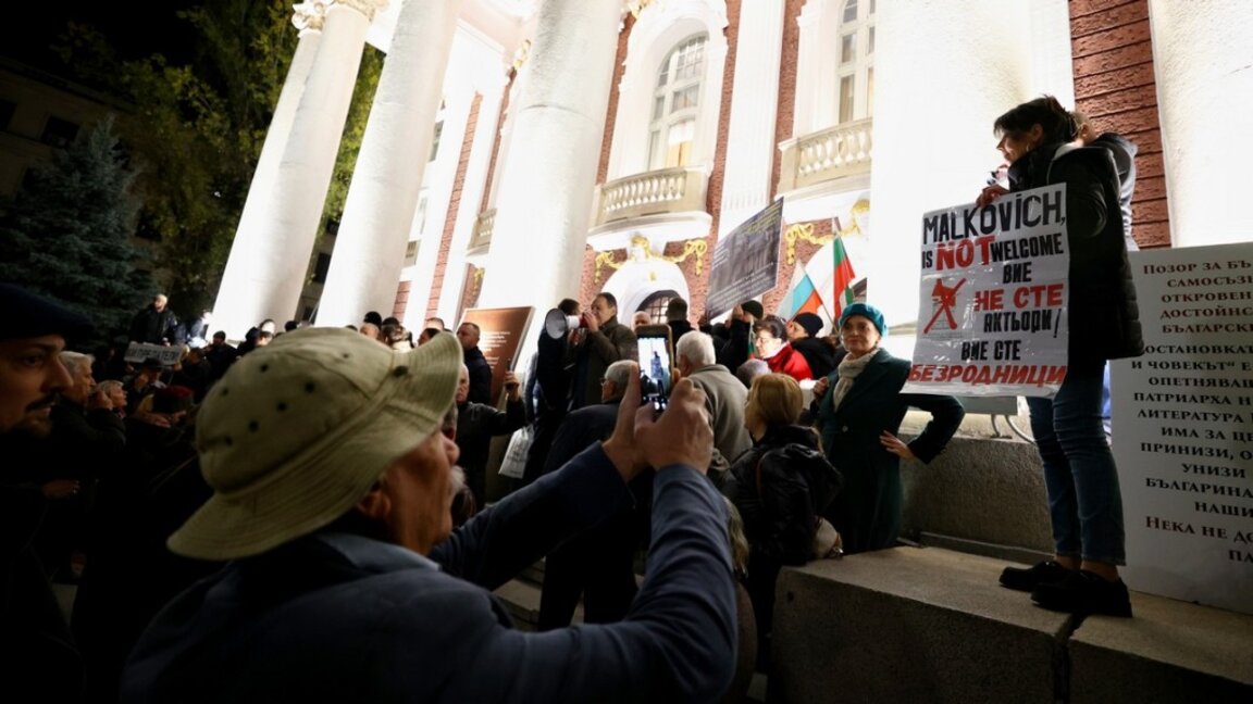 За и против пиесата "Оръжията и човекът", режисирана от Малкович