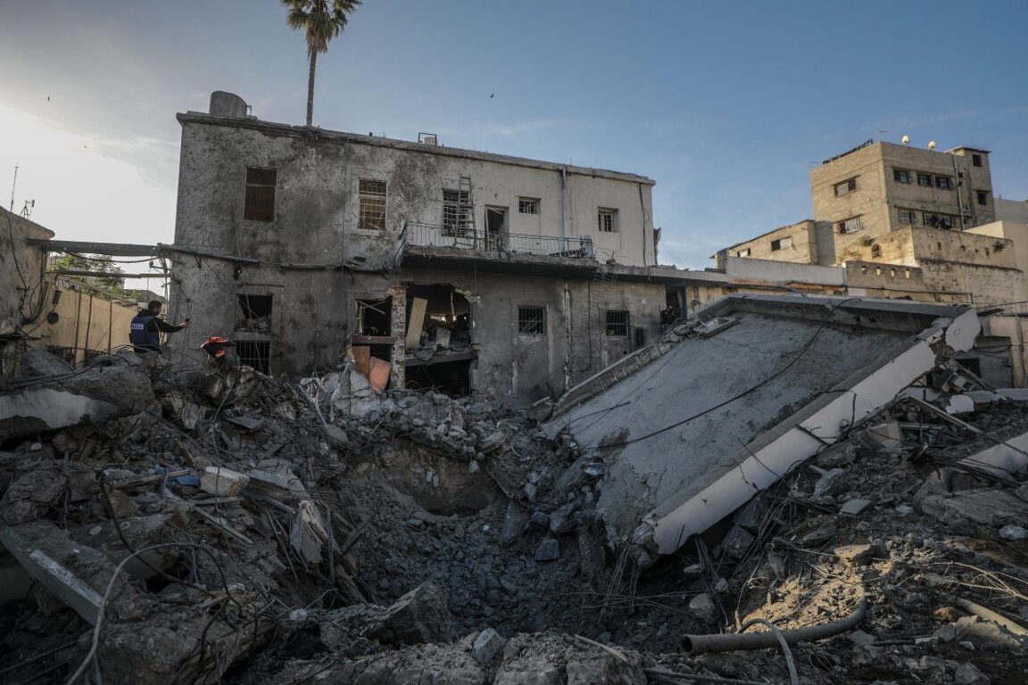 Разрушената сграда на баптистката болница Ал Ахли след израелски въздушен удар в град Газа, 13 април 2025 г.