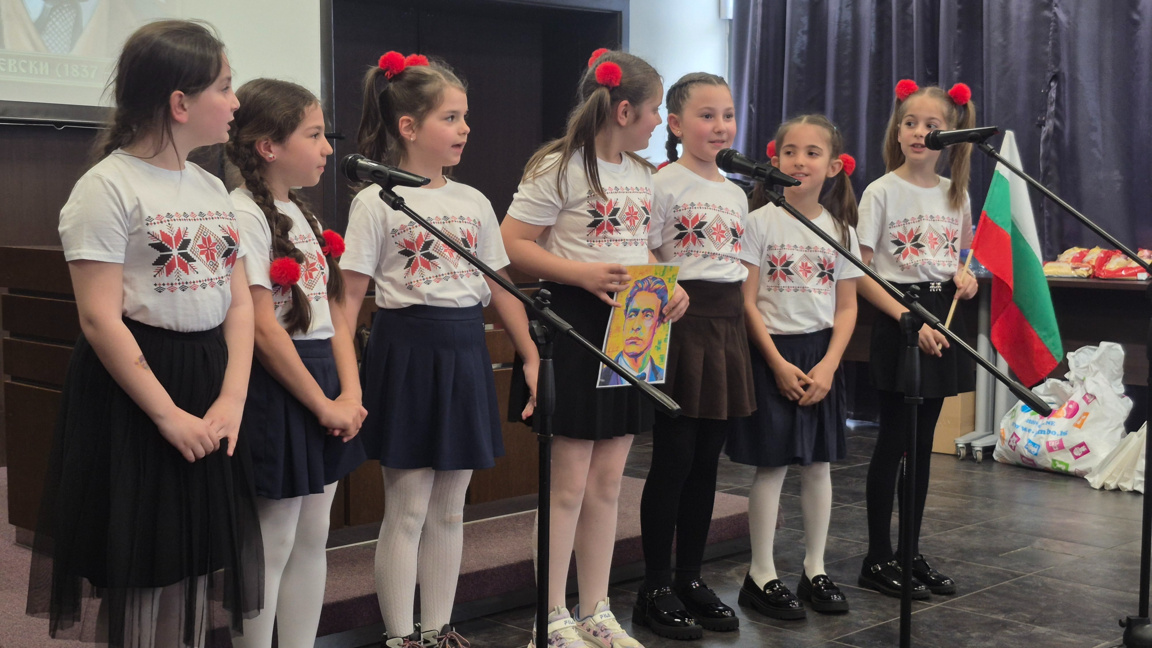 Ученици рецитираха и пяха за родината в ...