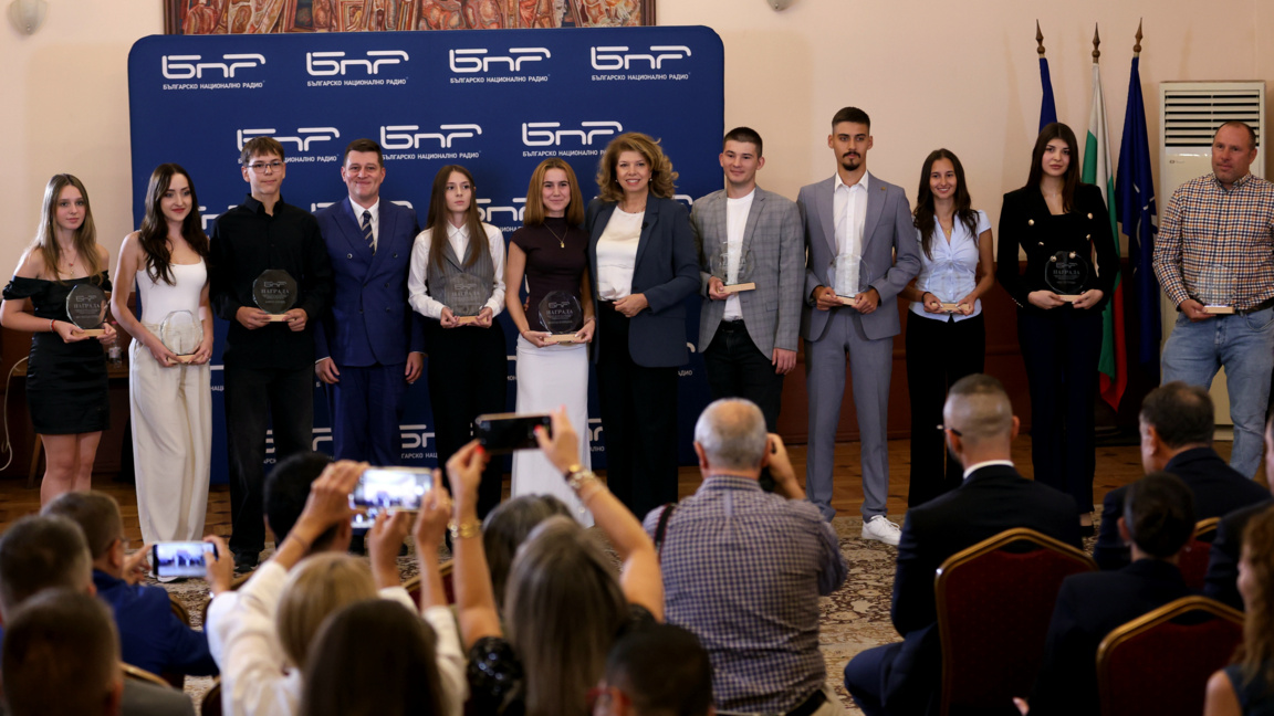 Президентът награди млади българи от чужбина в конкурс за есе на БНР 