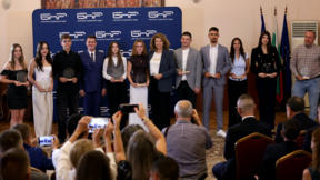 Президентът награди млади българи от чужбина в конкурс за есе на БНР 