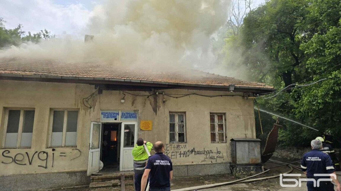 Пожар в бивша болница в Провадия
