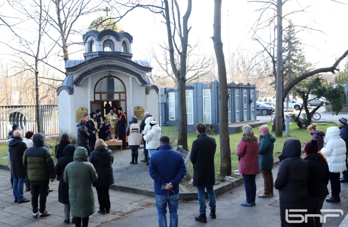 Një lutje për të vdekurit dhe ceremoni e bekimit të ujit për shëndet u kryen në kishën e BNR-së