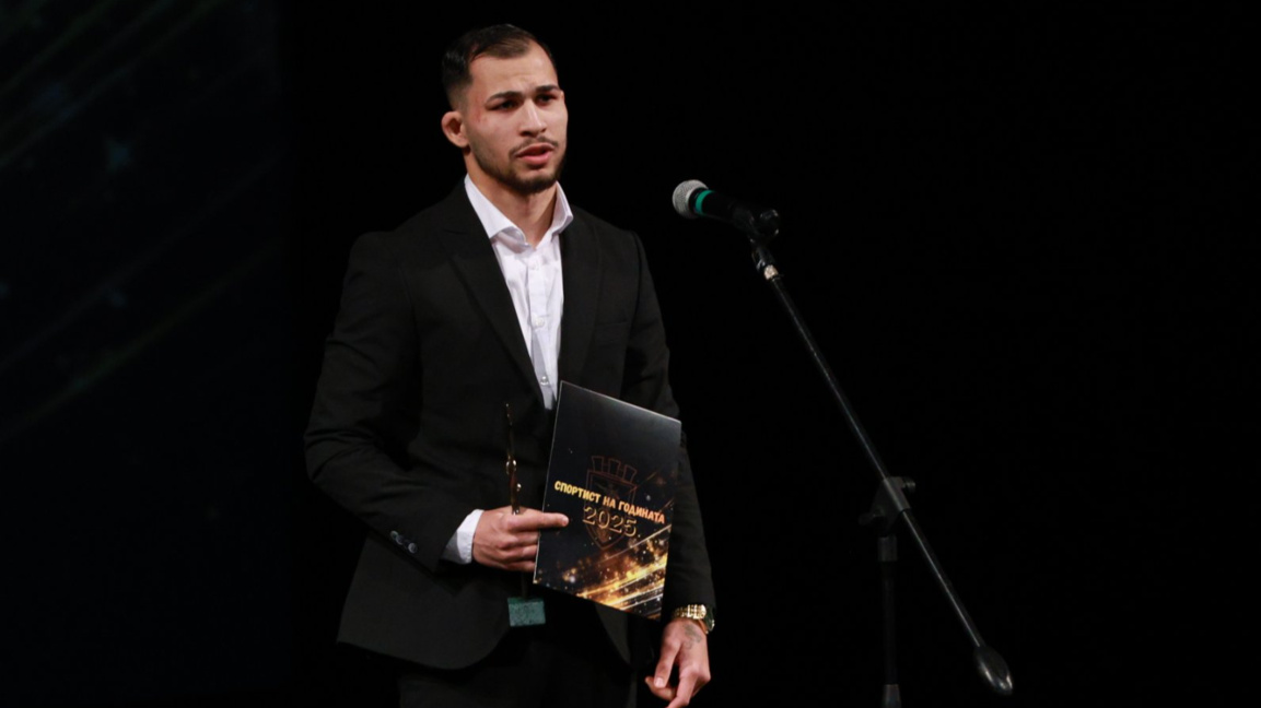 Радослав Росенов благодари за наградата.