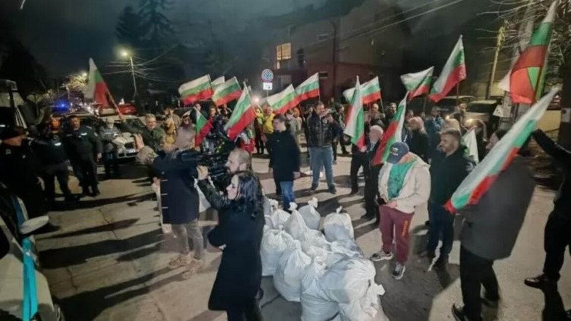 Velichie party hold protest in front of GERB leader Borissov’s house in Bankya