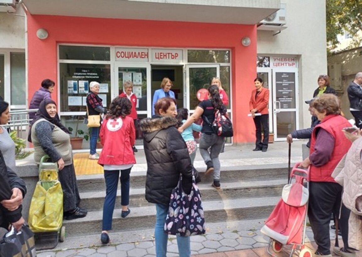 Социално слаби пловдивчани получават хранителни пакети от БЧК