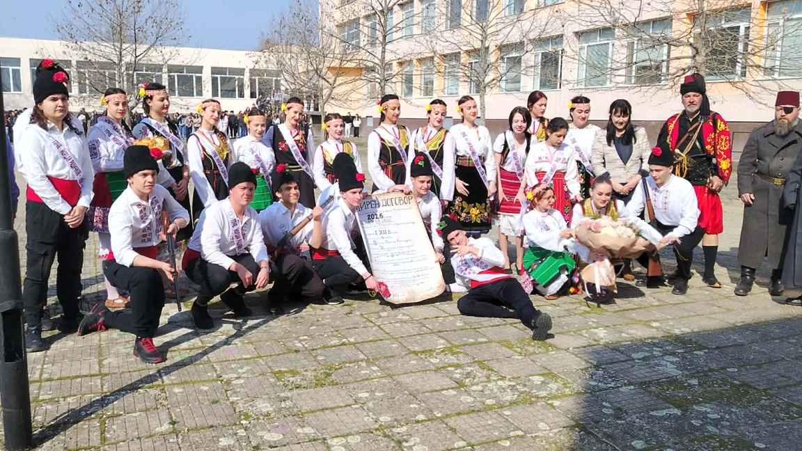 Мисия: Историята на една тайна покана за бал