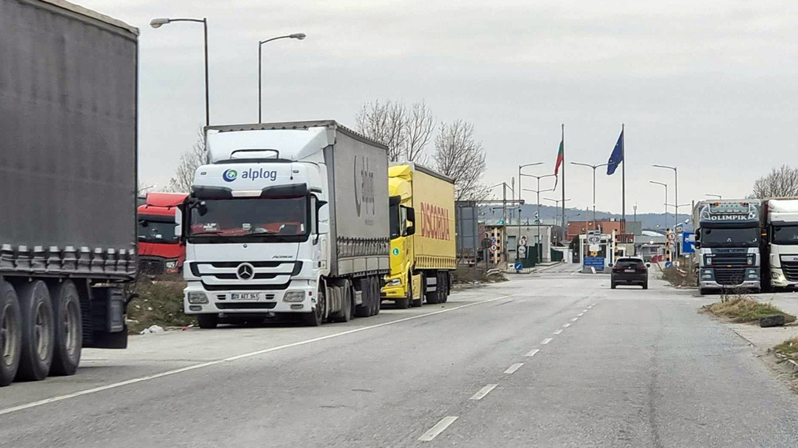Very intense truck traffic towards Türkiye