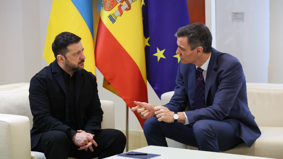 Испанският премиер Педро Санчес (вдясно) разговаря с украинския президент Володимир Зеленски в Мадрид