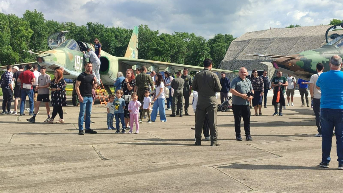 Авиобаза "Безмер" отвори врати за малките любители на авиацията