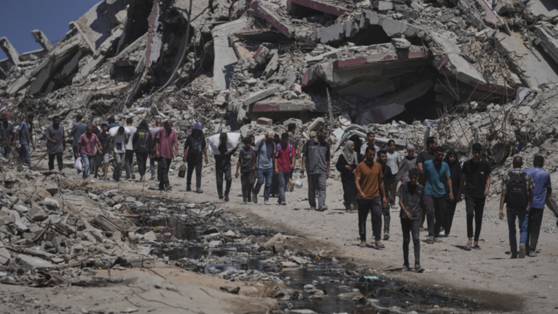 Палестинци носят хуманитарна помощ в Газа