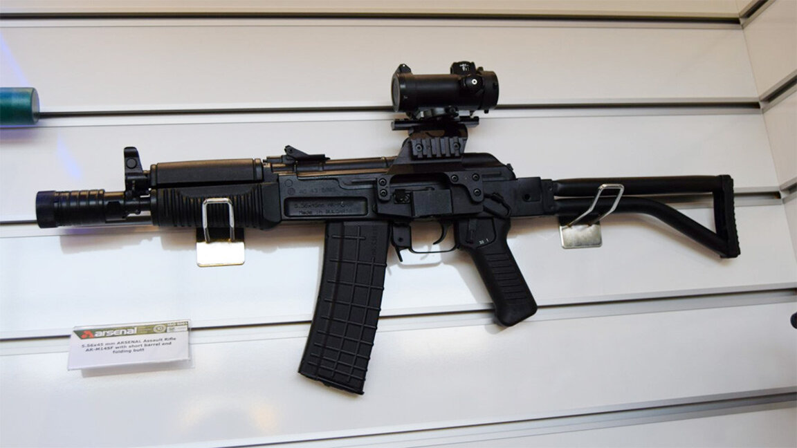 Po rinovojnë armët automatike të zjarrit “Kallashnikov” të ushtrisë dhe mbajnë kalibrin "sovjetik"