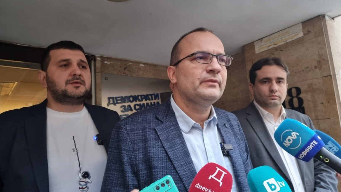 Депутатите от ПП-ДБ Йордан Иванов, Мартин Димитров и Божидар Божанов (от ляво надясно).