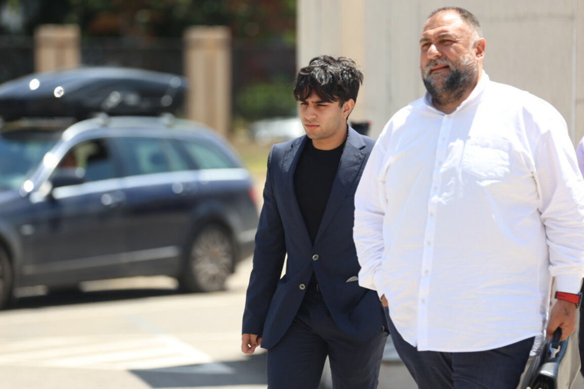 Адриан Антонов (със сакото) и адвокат Марковски.