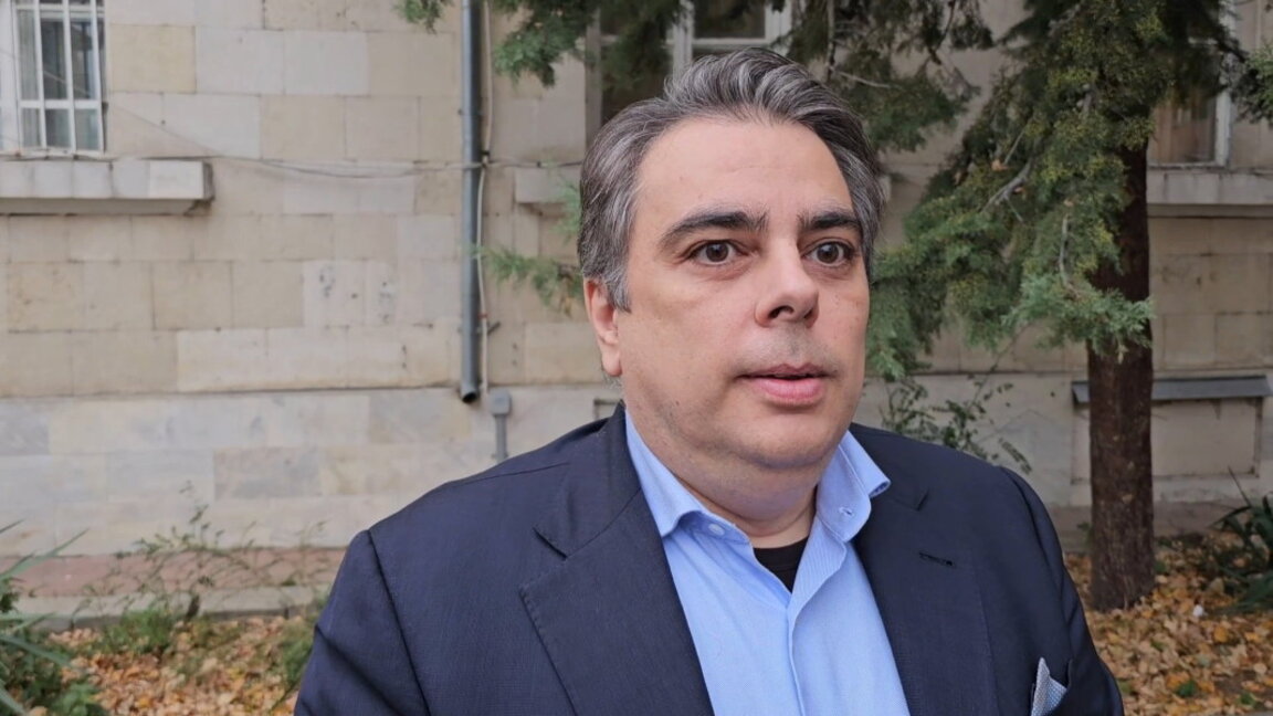 Асен Василев прогнозира възможно поскъпване на горивата у нас