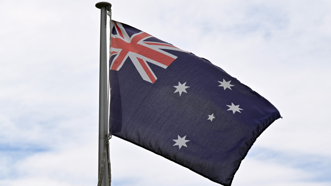 Флагът на Австралия се развява пред парламента в Канбера.