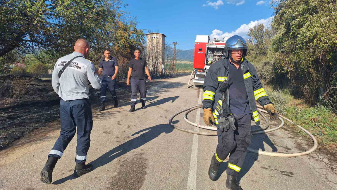 Пожар гори между къщи в благоевградското село Дъбрава