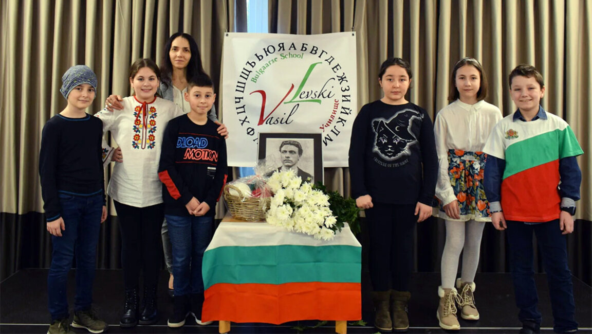 Los estudiantes de la escuela dominical de La Haya admiran la obra y la figura de Levski