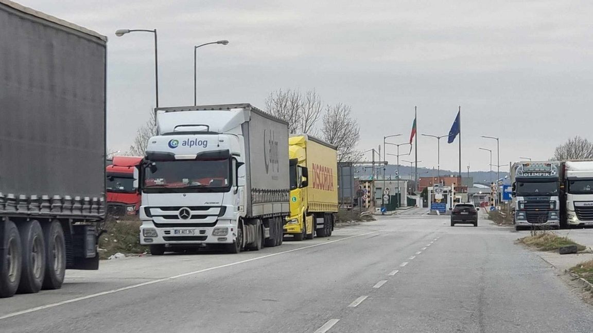 Rritet fluksi i kamionëve drejt Turqisë