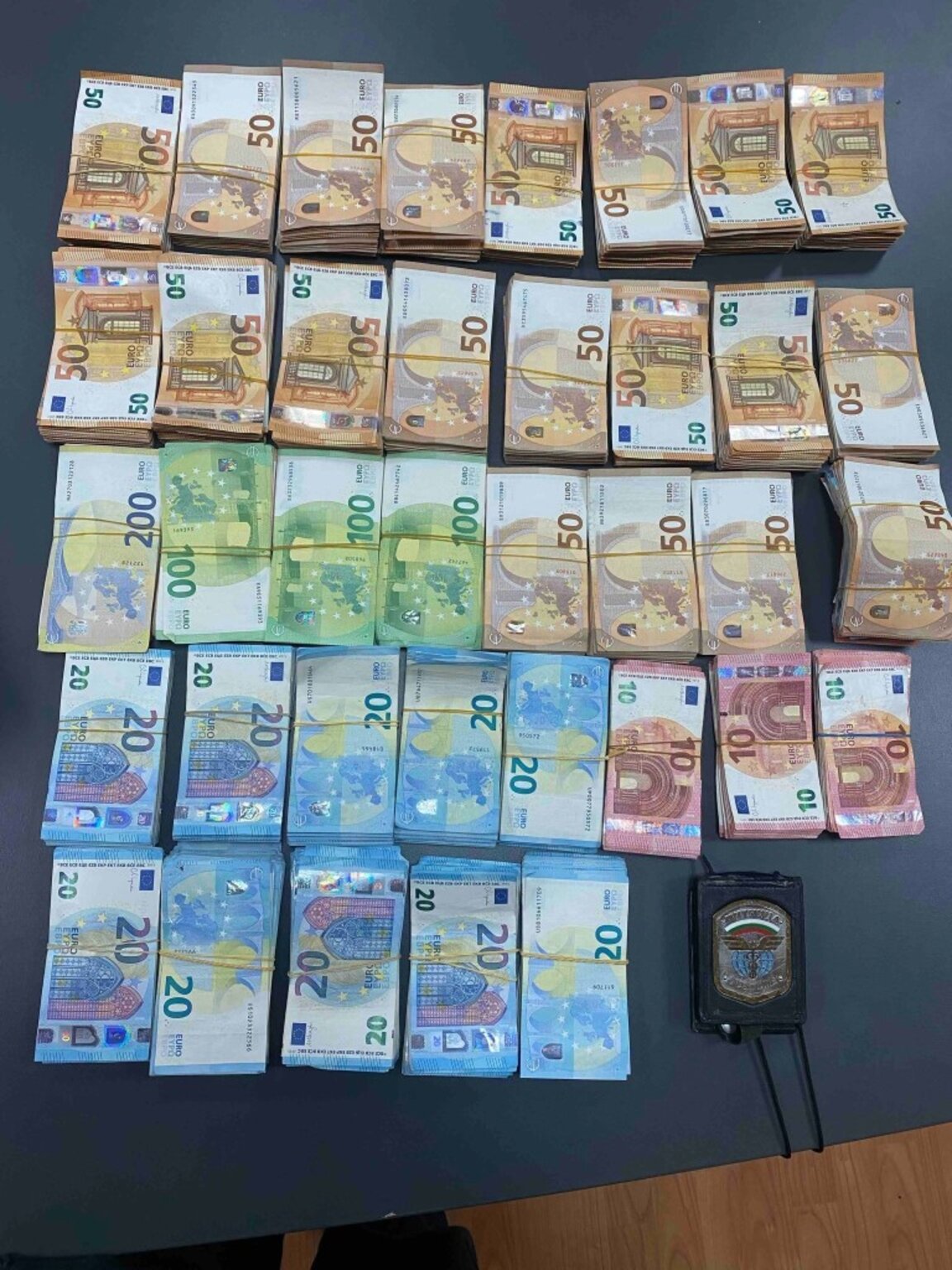 Обвиняем за пренасяне на над 140 000 евро през Дунав мост 2 остава в ареста