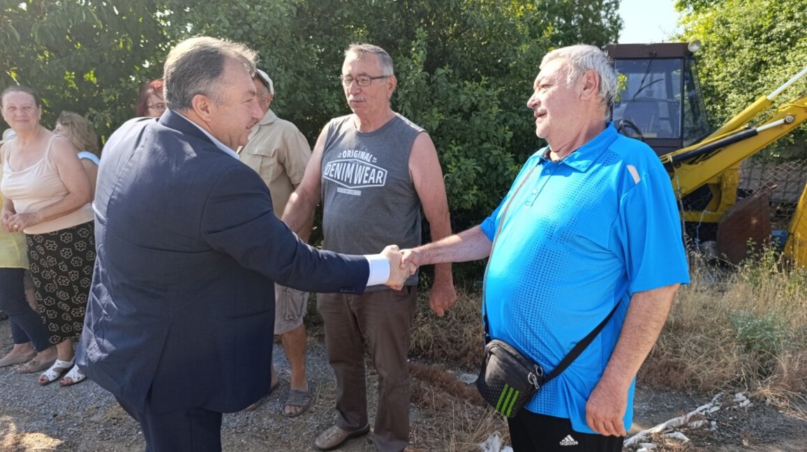 Ремонтират пътя за Лозево