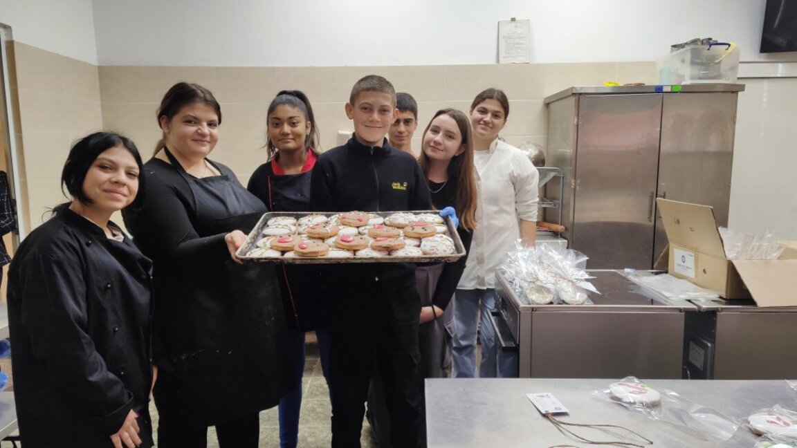 Ученици правят 500 меденки за пускането на коледните светлини във Видин