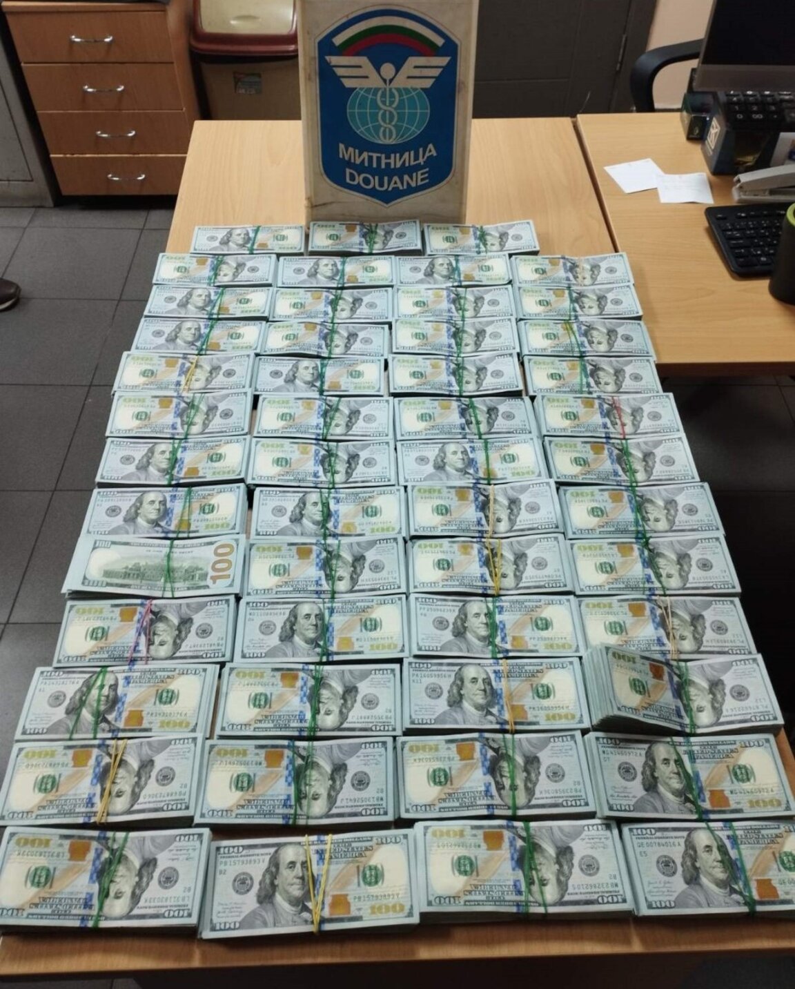 Недекларирана валута за над 1 млн. лева откриха митническите служители на МП Капитан Андреево